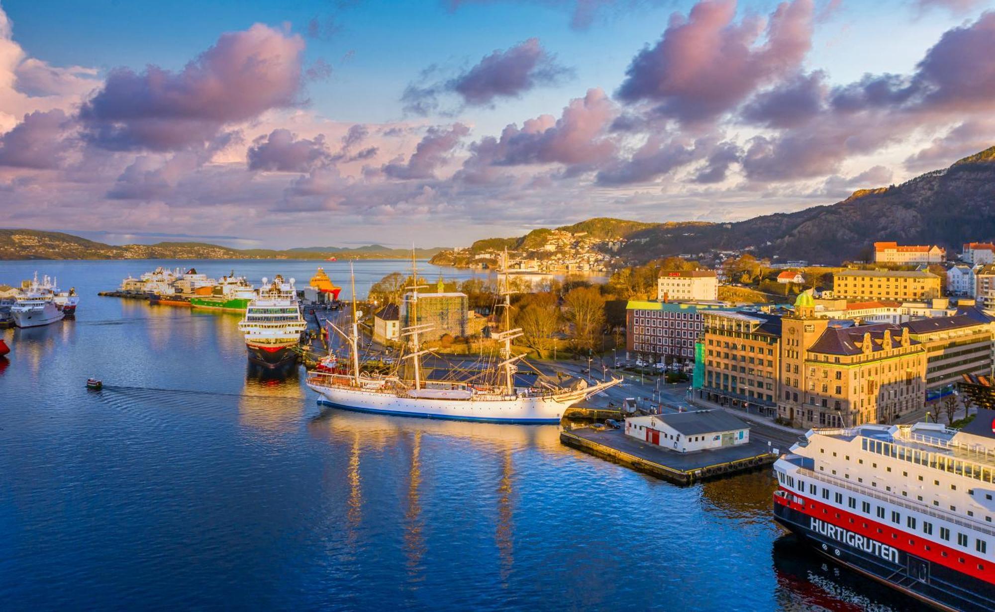 Central Seafront Apartments With Parking And Self Check-In! Bergen Bagian luar foto